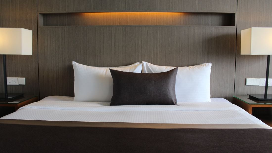 deluxe room bed